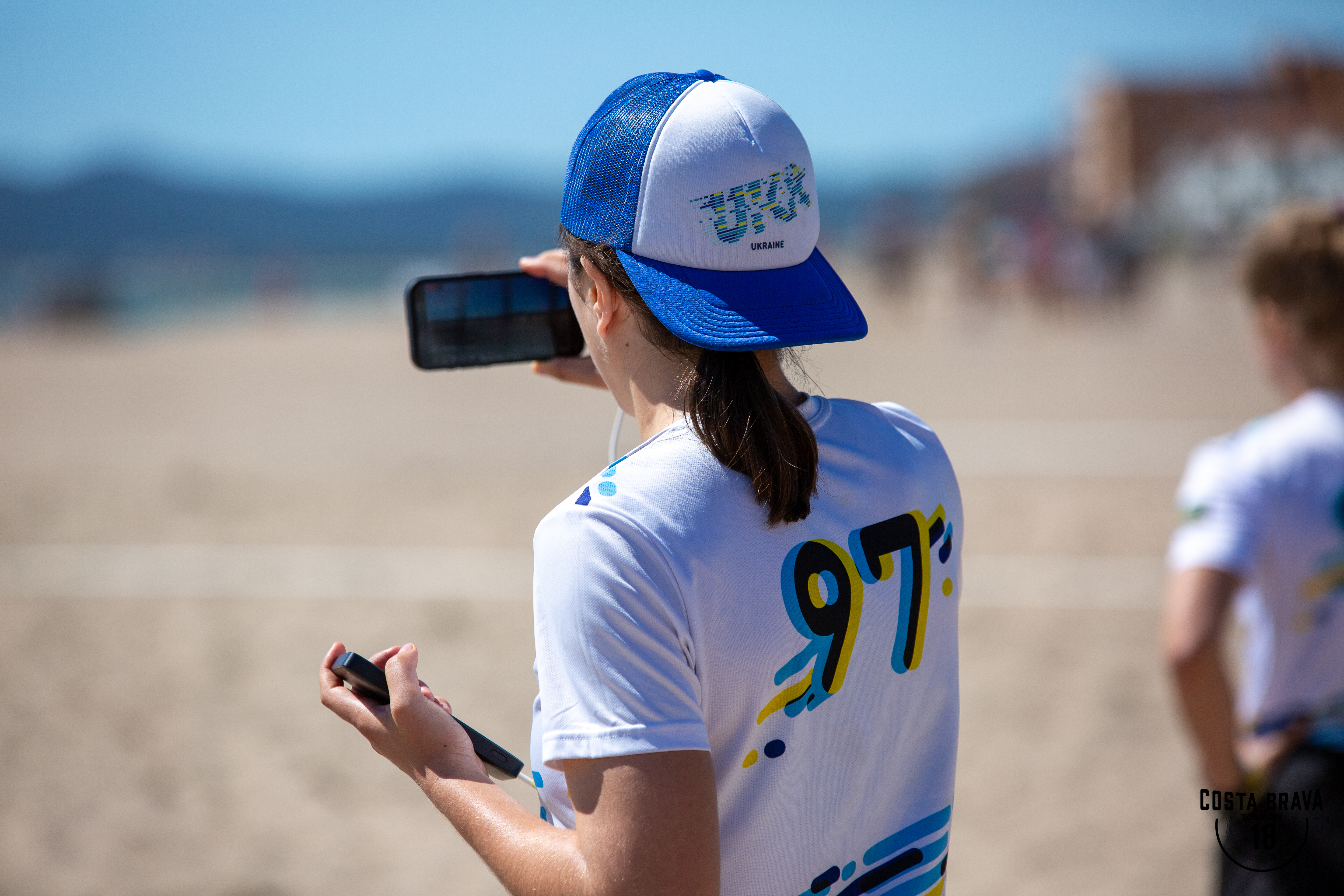Handheld ultimate frisbee streaming setup where the phone is passed between players